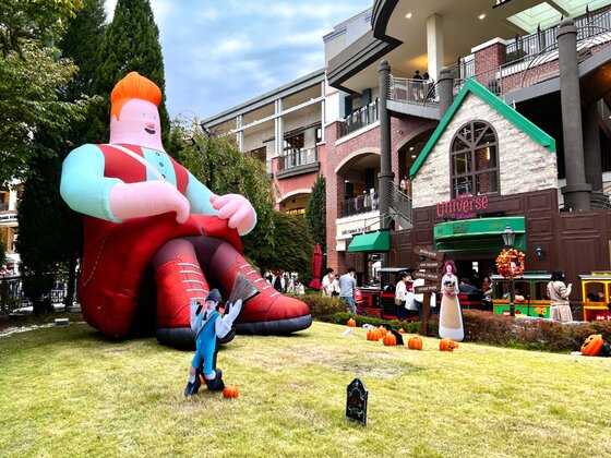 본문 이미지 -  LG생활건강이 신세계사이먼 파주 프리미엄 아울렛에서 핼러윈 컨셉의 팝업 전시을 열었다. (LG생활건강 제공).