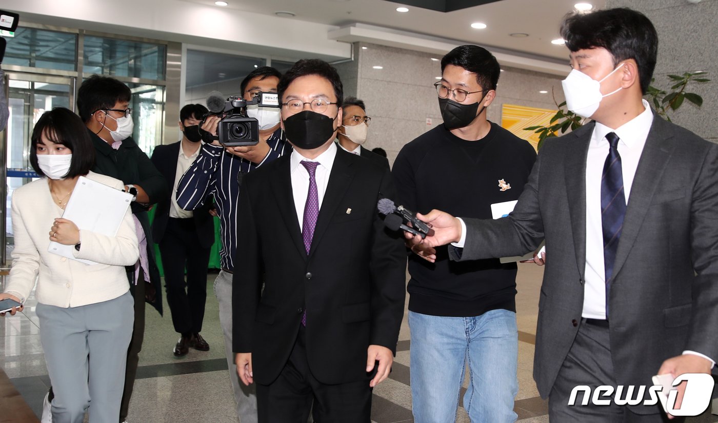 본문 이미지 - 이스타항공 부정 채용 의혹을 받는 이상직 전 국회의원이 14일 전북 전주시 전주지법에서 구속 전 피의자 심문(영장실질심사) 출석을 위해 법정으로 향하고 있다. (전북사진기자단 공동취재) 2022.10.14/뉴스1 ⓒ News1 유경석 기자