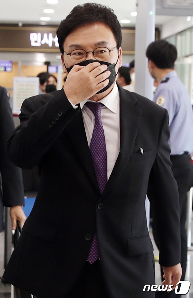 본문 이미지 - 이스타항공 부정 채용 의혹을 받는 이상직 전 국회의원이 14일 전북 전주시 전주지법에서 구속 전 피의자 심문(영장실질심사) 출석을 위해 법정으로 향하고 있다. (전북사진기자단 공동취재) 2022.10.14/뉴스1 ⓒ News1 유경석 기자