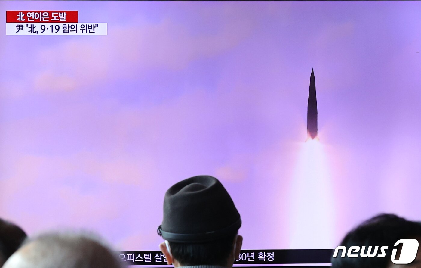 본문 이미지 - 14일 오후 서울역 대합실에서 시민들이 북한의 연쇄 도발 관련 뉴스를 시청하고 있다. 북한은 이날 새벽 동·서해 전방 완충구역 내에서 대규모 포사격을 감행, 이에 앞서 군용기 10여대가 우리 군 전술조치선 이남까지 내려와 위협비행을 했고, 동해상으로 단거리 탄도미사일도 발사했다. 2022.10.14/뉴스1 ⓒ News1 이광호 기자