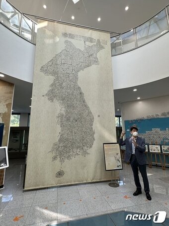 본문 이미지 - 13일 국토지리정보원 지도박물관 관계자가 대동여지도에 대해 설명하고 있다 2022.10.14/뉴스1