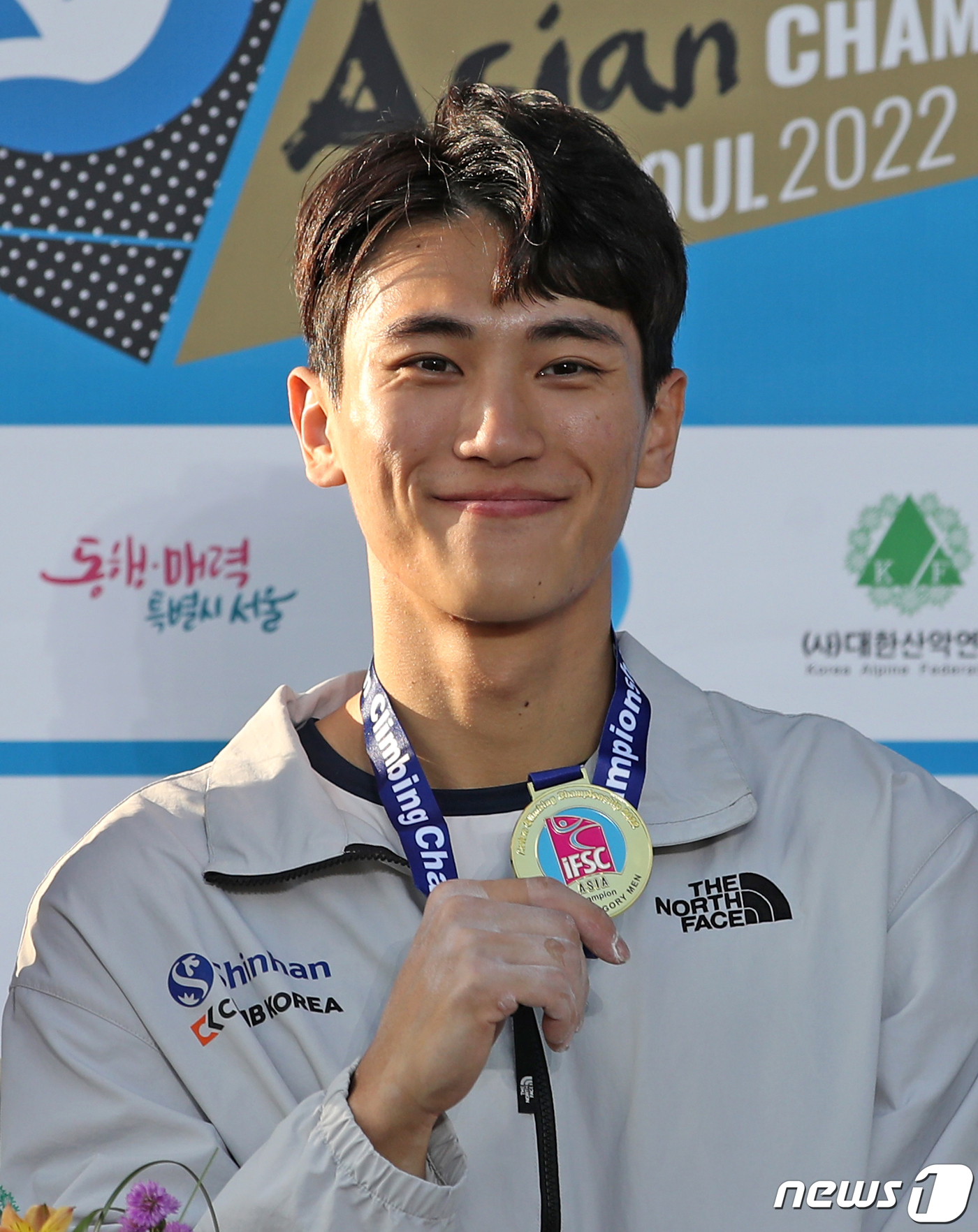 (서울=뉴스1) 이승배 기자 = 대한민국 이승범이 14일 오후 서울 서초구 잠원한강공원에서 열린 2022 국제스포츠클라이밍연맹(IFSC) '서울 스포츠클라이밍 아시아선수권대회' 남 …