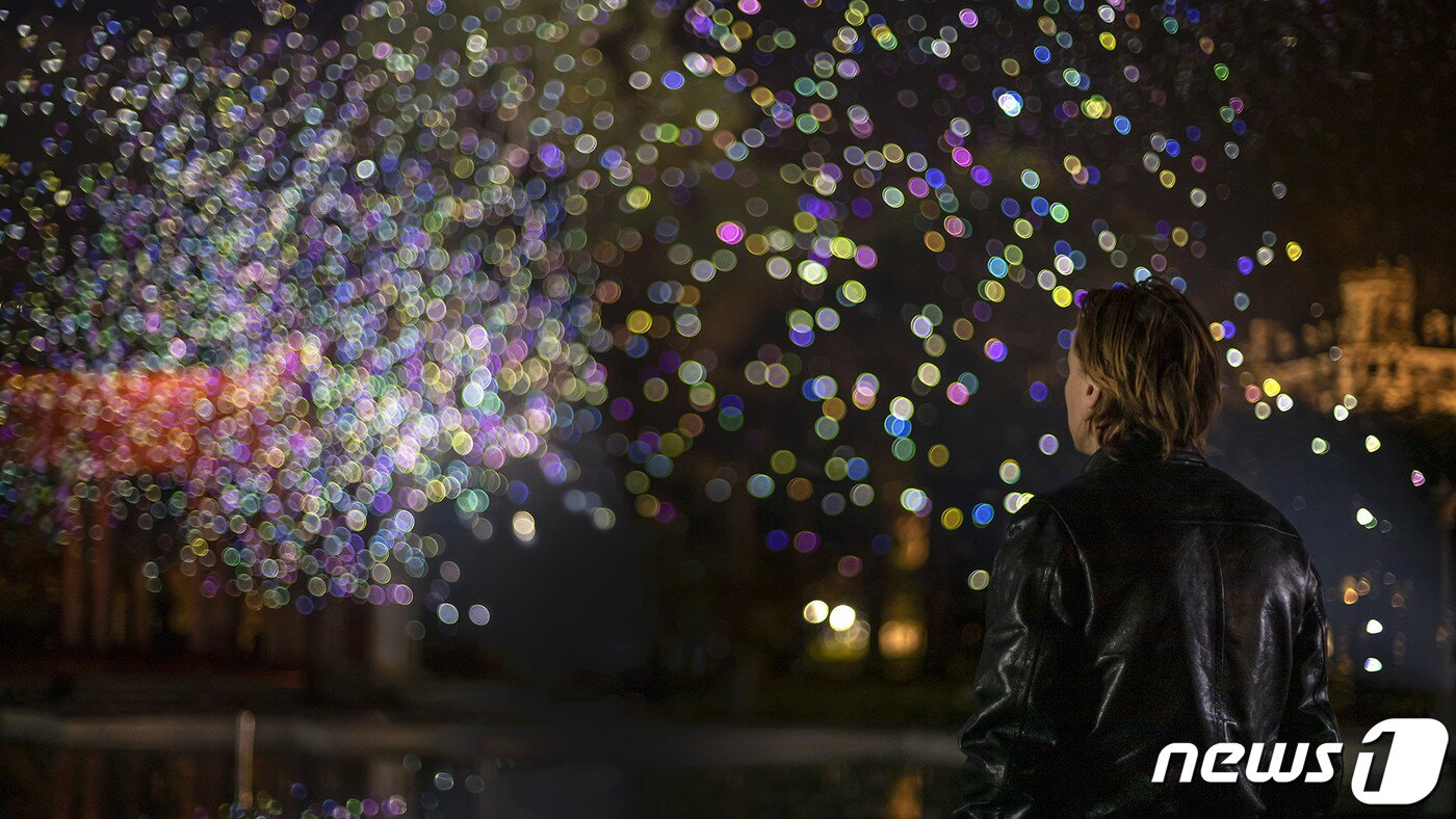 본문 이미지 - 네덜란드 스타트업 '스튜디오 로저하르더'가 만든 생분해성 유기농 소재 폭죽 '스파크' 폭발 모습 ⓒ 뉴스1