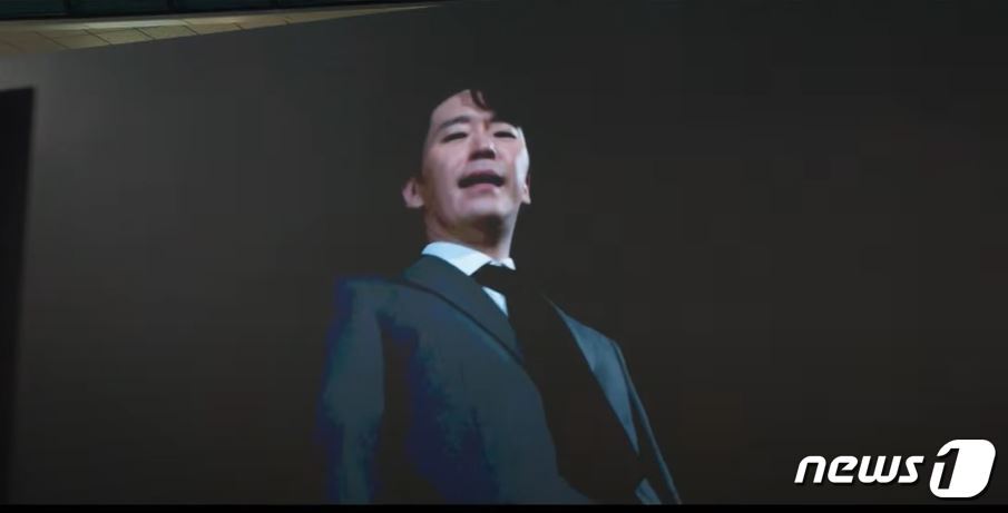 본문 이미지 -  전광판 원격 해킹 후 대형 스크린에 공개된 엄기준의 과거 영상 (tvN 유튜브 갈무리)