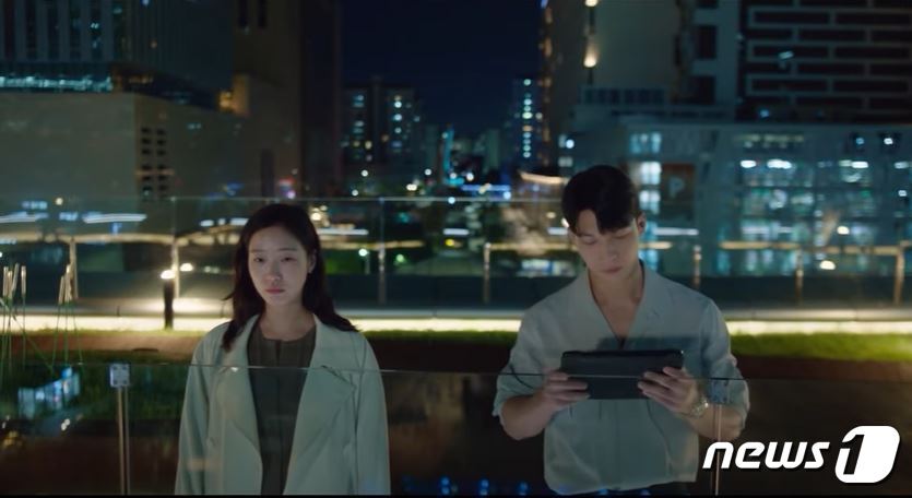 본문 이미지 -  태블릿 PC로 전광판을 원격으로 해킹 중인 김고은과 위하준.(tvN 유튜브 갈무리)