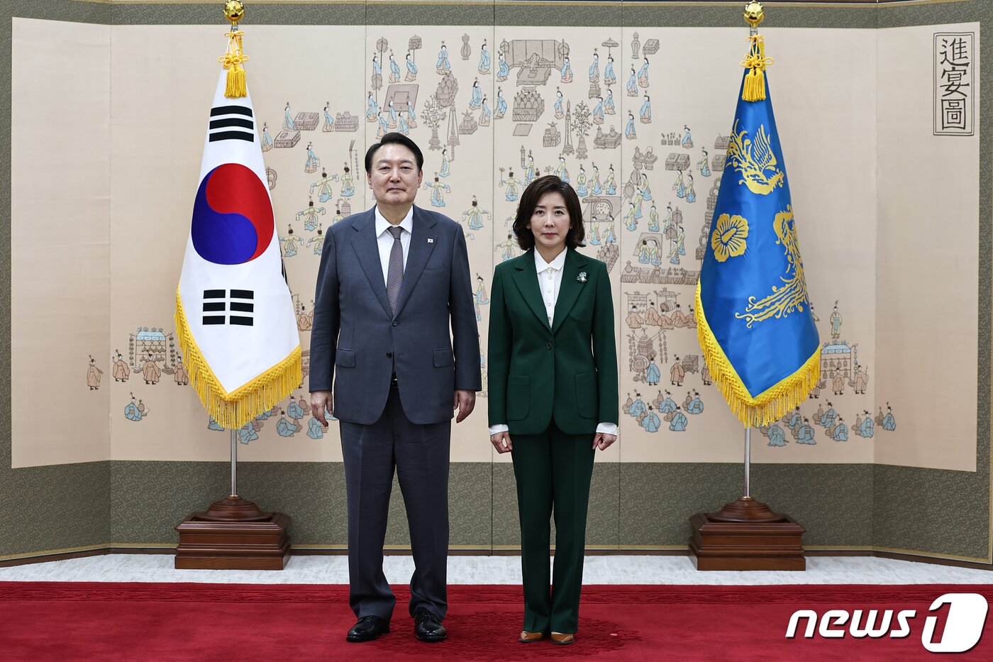 본문 이미지 - 윤석열 대통령이 지난 10월14일 용산 대통령실 청사에서 나경원 기후환경대사(저출산고령사회위원회 부위원장)를 만나서 기념촬영을 하고 있다. (대통령실 제공) 2022.10.14/뉴스1 ⓒ News1 오대일 기자