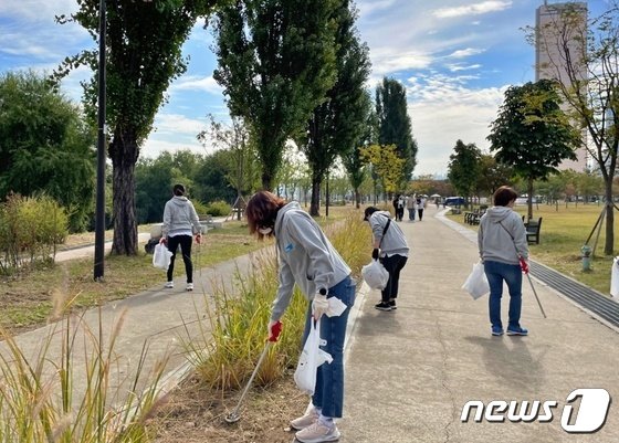 개가 산책 중에 쓰레기를 먹지 않도록 하는 방법