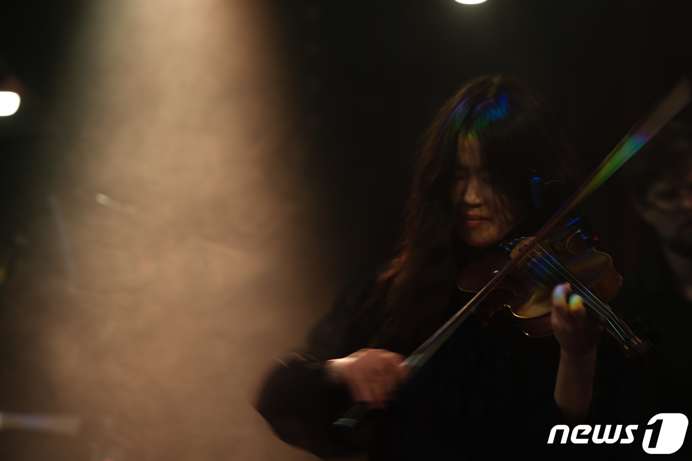 (파리=뉴스1) 이준성 기자 = 13일 밤(현지시간) 프랑스 파리의 스튜디오 에르미타쥬(Studio de l’Ermitage)에서 재즈 바이올리니스트 손모은이 첫번째 정규앨범 ‘내 …