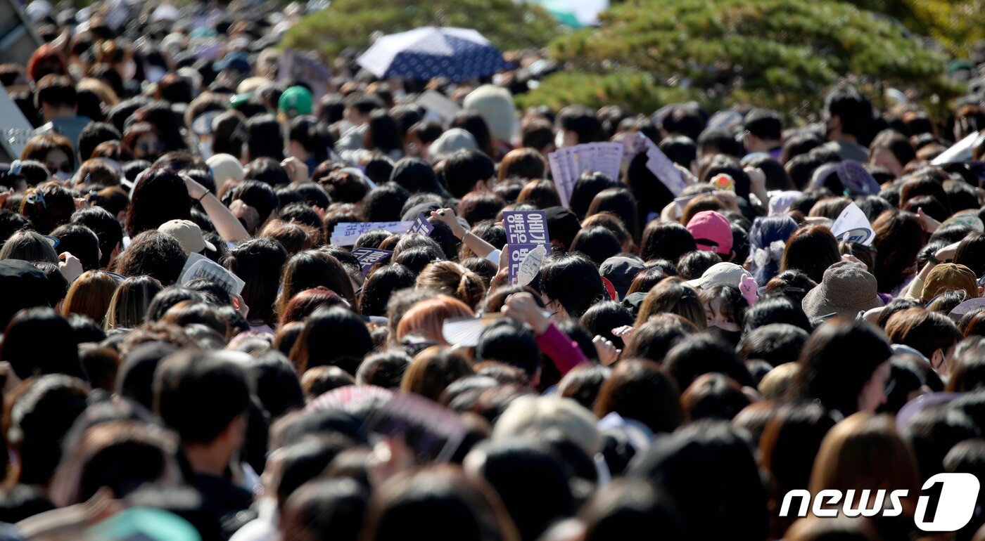 본문 이미지 - 2030 부산세계박람회 유치를 기원하는 방탄소년단(BTS) 콘서트 '옛 투 컴 인 부산'(Yet To Come in Busan)이 열리는 15일 부산 연제구 아시아드주경기장에 공연을 보러온 아미들로 북적이고 있다. 2022.10.15/뉴스1 ⓒ News1 김영훈 기자