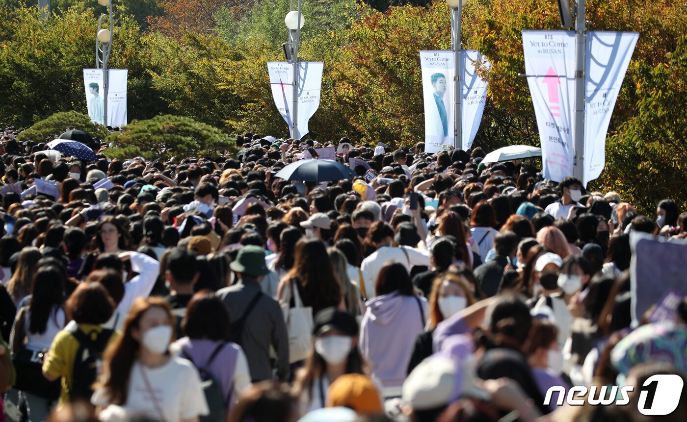 본문 이미지 - 지난 2022년, 2030 부산세계박람회 유치를 기원하는 방탄소년단(BTS) 콘서트 '옛 투 컴 인 부산'(Yet To Come in Busan)이 열리는 15일 부산 연제구 아시아드주경기장에 공연을 보러온 아미들로 북적이고 있다. 2022.10.15 ⓒ 뉴스1  