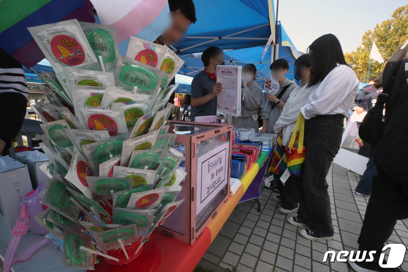 15일 인천시 남동구 구월동 중앙공원 월드컵 프라자에서 퀴어문화축제가 열리고 있다. 퀴어축제는 인천 지역에서 2018년 첫 개최됐으며, 이번 축제는 코로나19 후 3년만에 열렸다. 2022.10.15/뉴스1 ⓒ News1 정진욱 기자