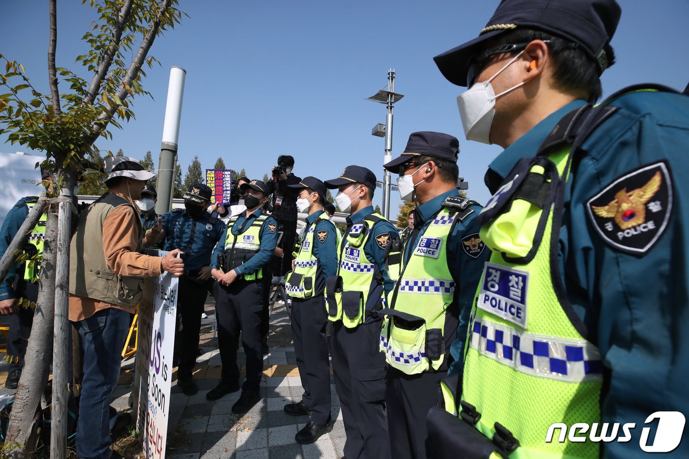 본문 이미지 - 경찰이 15일 인천시 남동구 구월동 중앙공원 월드컵 프라자에서 열린 퀴어축제장 앞에서 축제측과 기독교 단체의 충돌을 방지하기 위해 축제장 입구에 서 있다. 퀴어축제는 인천 지역에서 2018년 첫 개최됐으며, 이번 축제는 코로나19 후 3년만에 열렸다. 2022.10.15/뉴스1 ⓒ News1 정진욱 기자