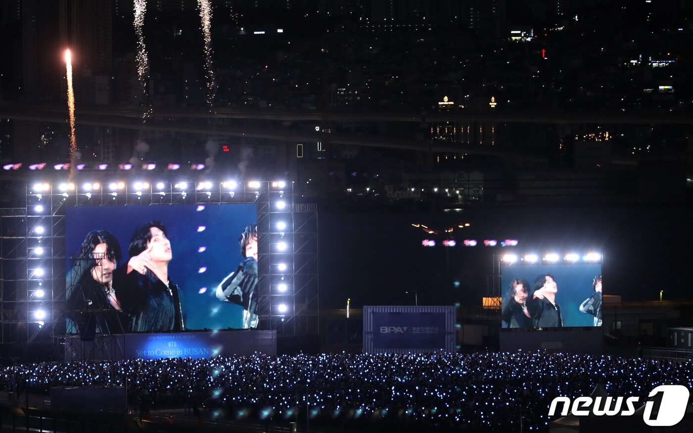 본문 이미지 - 2030 부산세계박람회 유치를 기원하는 방탄소년단(BTS) 콘서트 '옛 투 컴 인 부산'(Yet To Come in Busan)이 열리는 15일 부산 동구 부산항국제여객터미널크루즈부두에서 스크린에 송출되는 BTS콘서트를 아미들이 보고 있다. 2022.10.15/뉴스1 ⓒ News1 김영훈 기자