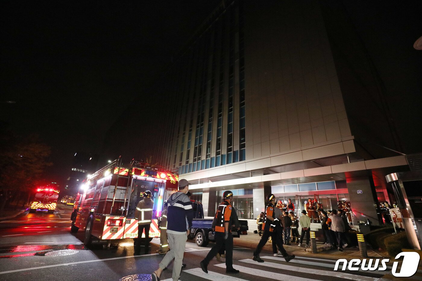 본문 이미지 - 15일 오후 경기 성남시 분당구 삼평동 SK판교캠퍼스에서 화재가 발생해 관계자들이 복구작업을 위해 현장으로 들어서고 있다. 이날 오후 카카오 등 데이터 관리 시설이 입주해있는 이 건물 지하에서 불이나면서 카카오톡, 카카오택시 등 일부서비스에 장애가 빚어지고 있다. 2022.10.15/뉴스1 ⓒ News1 박세연 기자