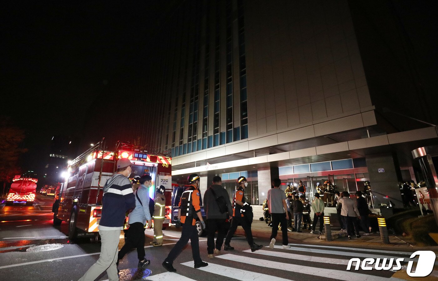 본문 이미지 - 15일 오후 경기 성남시 분당구 삼평동 SK판교캠퍼스에서 화재가 발생해 관계자들이 복구작업을 위해 현장으로 들어서고 있다. 이날 오후 카카오 등 데이터 관리 시설이 입주해있는 이 건물 지하에서 불이나면서 카카오톡, 카카오택시 등 일부서비스에 장애가 빚어지고 있다. 2022.10.15/뉴스1 ⓒ News1 박세연 기자