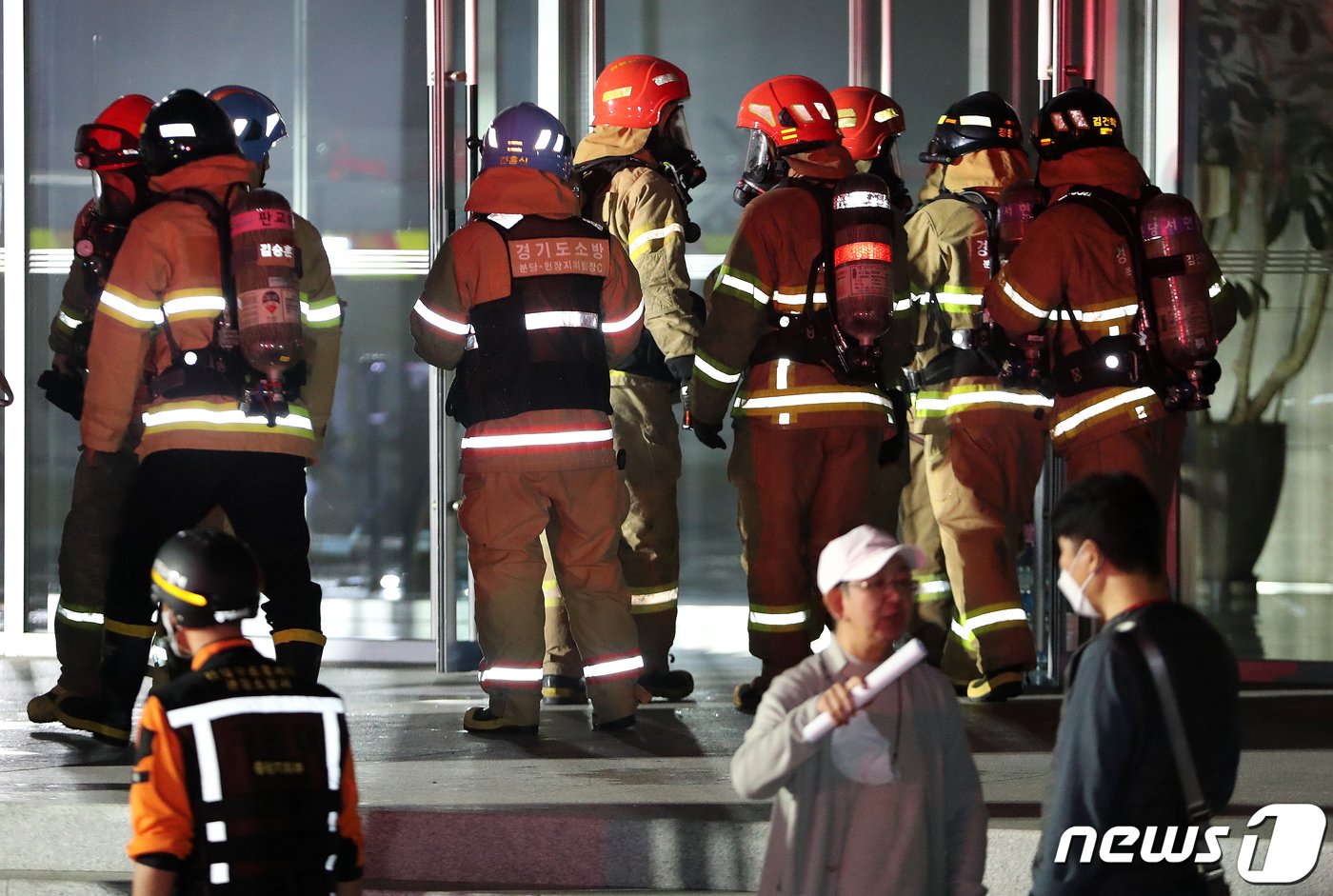 본문 이미지 - 15일 오후 화재가 발생한 경기 성남시 분당구 삼평동 SK판교캠퍼스에 소방대원들이 복구작업을 위해 들어서고 있다. ⓒNews1 박세연 기자