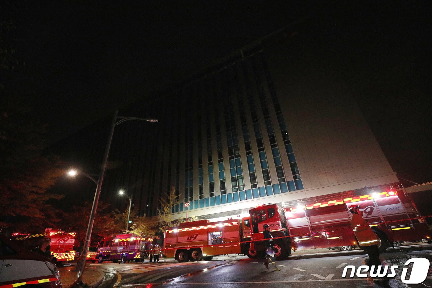 15일 오후 경기 성남시 분당구 삼평동 SK판교캠퍼스에서 불이나 소방대원들이 현장을 살피고 있다. 이닐 오후 카카오 등 데이터 관리 시설이 입주해있는 이 건물 지하에서 불이나면서 카카오톡, 카카오택시 등 일부서비스에 장애가 빚어지고 있다. 2022.10.15/뉴스1 ⓒ News1 박세연 기자