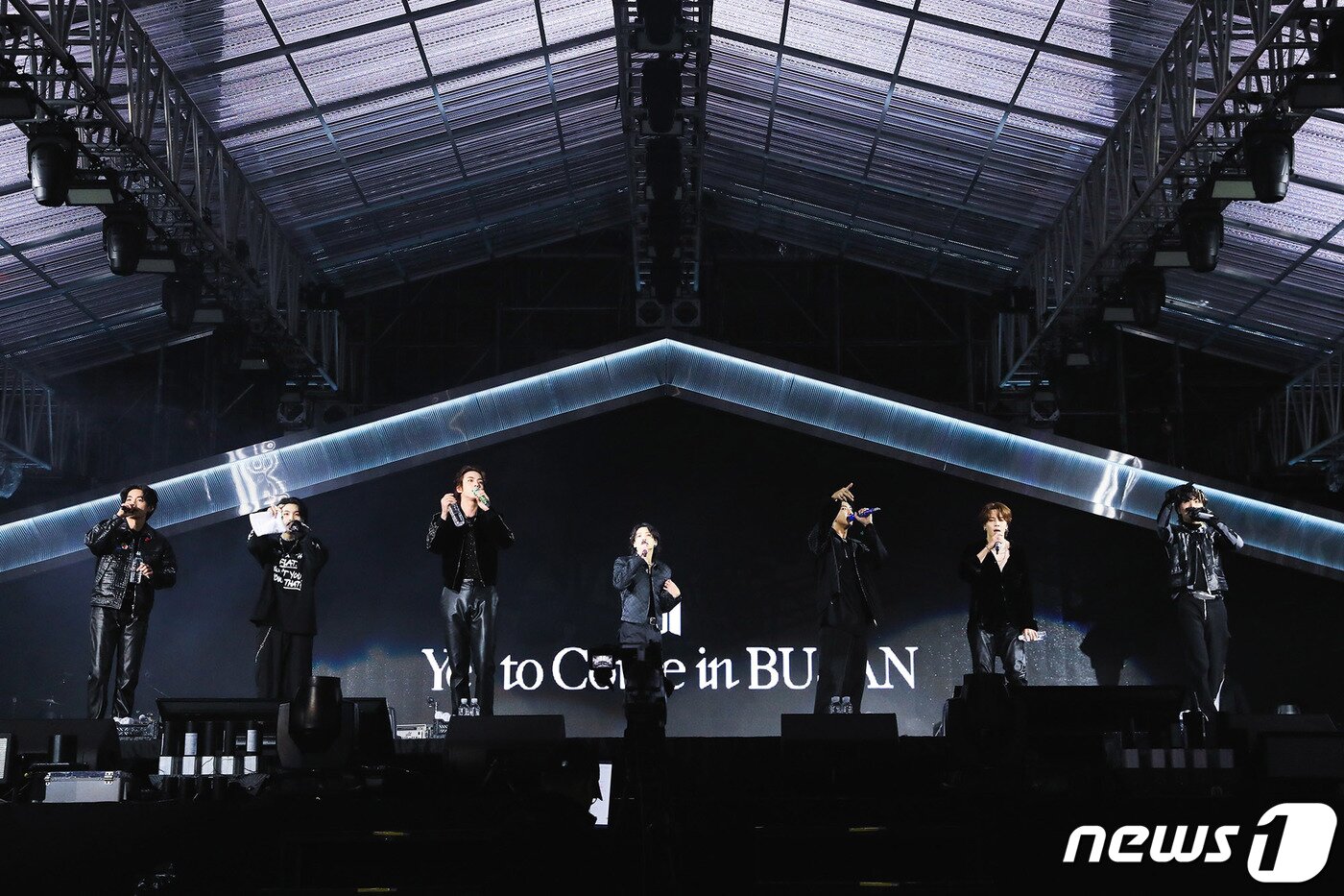 본문 이미지 - 방탄소년단(BTS)이 15일 오후 부산 연제구 월드컵대로 부산아시아드주경기장에서 열린 2030 부산세계박람회 유치 기원 콘서트 'BTS 옛 투 컴 인 부산'(BTS in BUSAN)에서 멋진 무대를 펼치고 있다.(빅히트뮤직 제공)2022.10.15/뉴스1