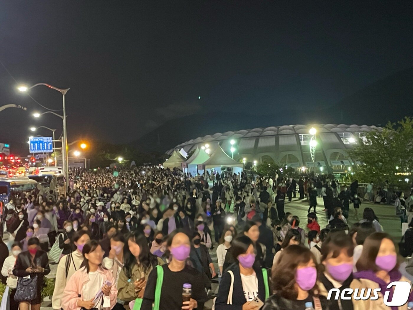 본문 이미지 - 15일 2030부산세계박람회 유치 기원 그룹 방탄소년단(BTS) 콘서트가 열린 부산아시아드주경기장 일대가 공연이 끝난 뒤 나온 관객들로 북적이고 있다. 2022.10.15/뉴스1 ⓒ News1 이유진 기자