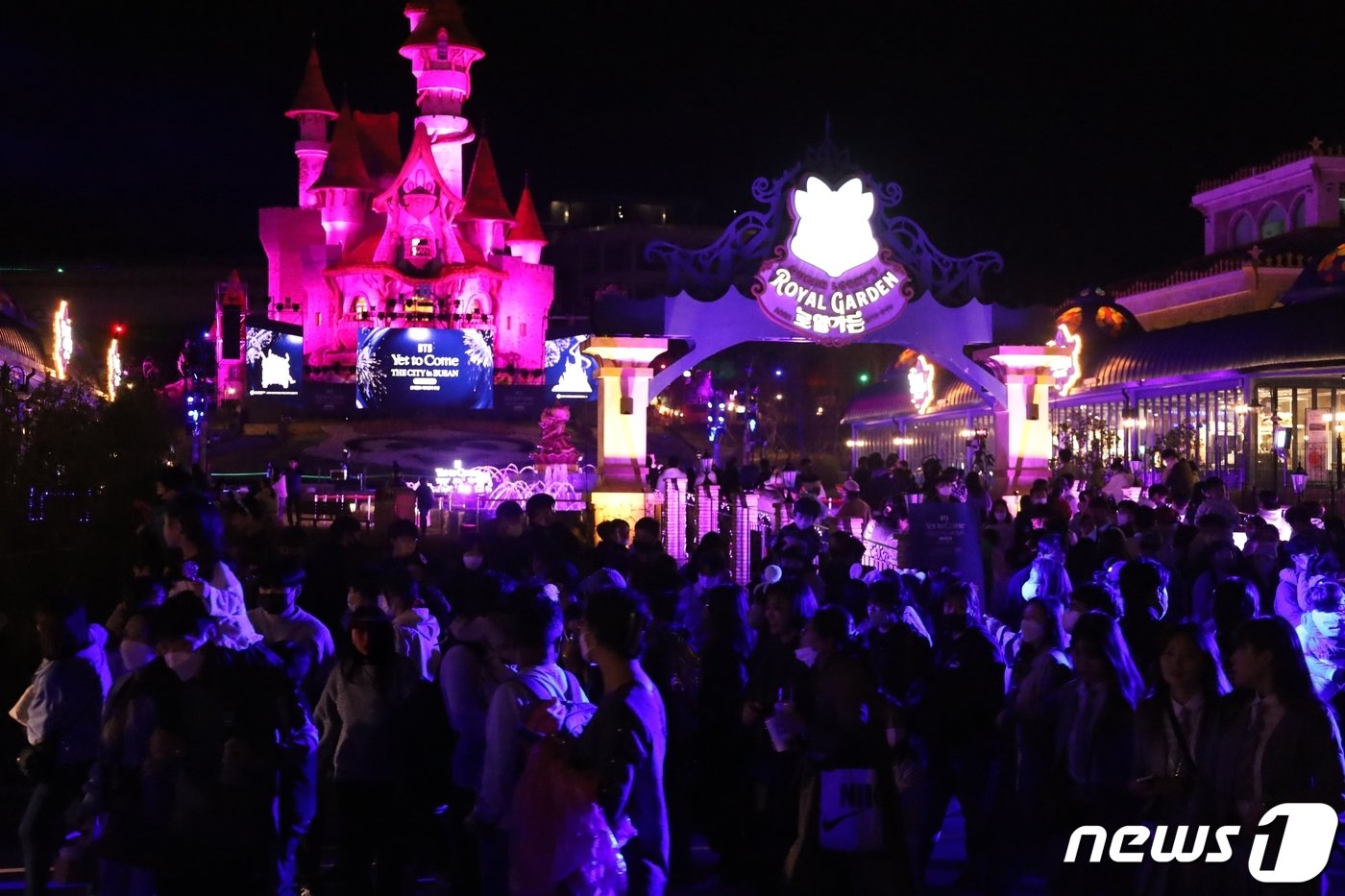 본문 이미지 - 15일 롯데월드 어드밴처 부산은 BTS콘서트 애프터 파티를 즐기러 온 방문객들로 붐비고 있다. 2022.10.15. 손연우 기자