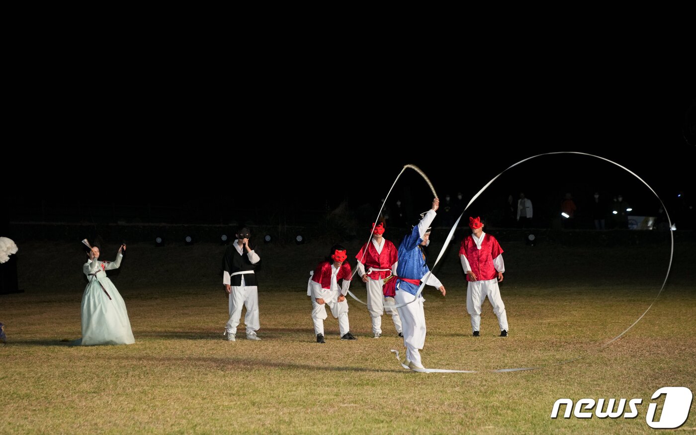 본문 이미지 - 지난 15일 오후 7시 제주 서귀포시 성산일출봉에서 열린 '2022 세계유산축전' 기념식에서 식전공연이 진행되고 있다.(제주도청 제공) 