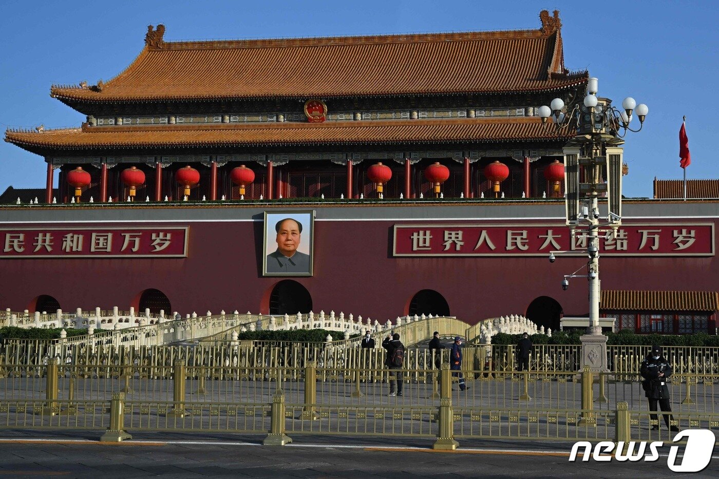 본문 이미지 - 마오쩌둥 초상화가 걸려 있는 톈안먼 광장.<자료사진>.ⓒ AFP=뉴스1