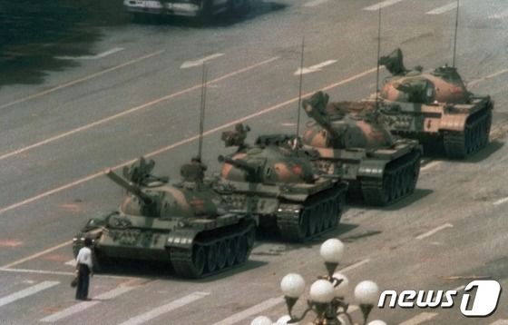 1989년 천안문 시위 당시 탱크를 막고 있는 '탱크맨' - 구글 갈무리