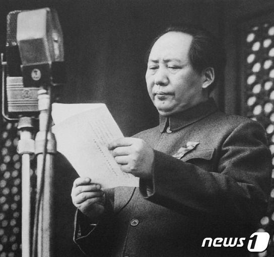 천안문 망루에 올라 공산 중국 성립을 선언하고 있는 마오쩌둥 - 중국공산당신문망 갈무리.