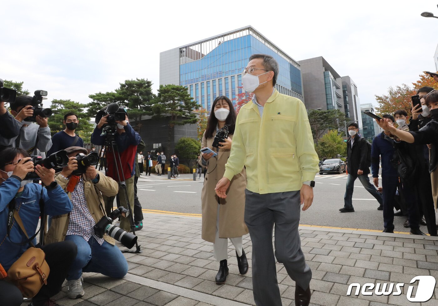본문 이미지 - 이종호 과학기술정보통신부 장관이 16일 오전 경기 성남시 분당구 SK C&C 판교캠퍼스 카카오 데이터센터 화재현장을 방문하고 있다. 2022.10.16/뉴스1 ⓒ News1 김영운 기자