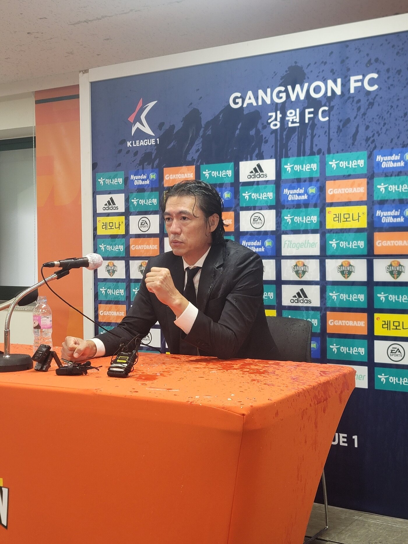 본문 이미지 - 기자회견 중 울산 현대 선수들에게 물을 맞은 홍명보 감독.(한국프로축구연맹 제공)