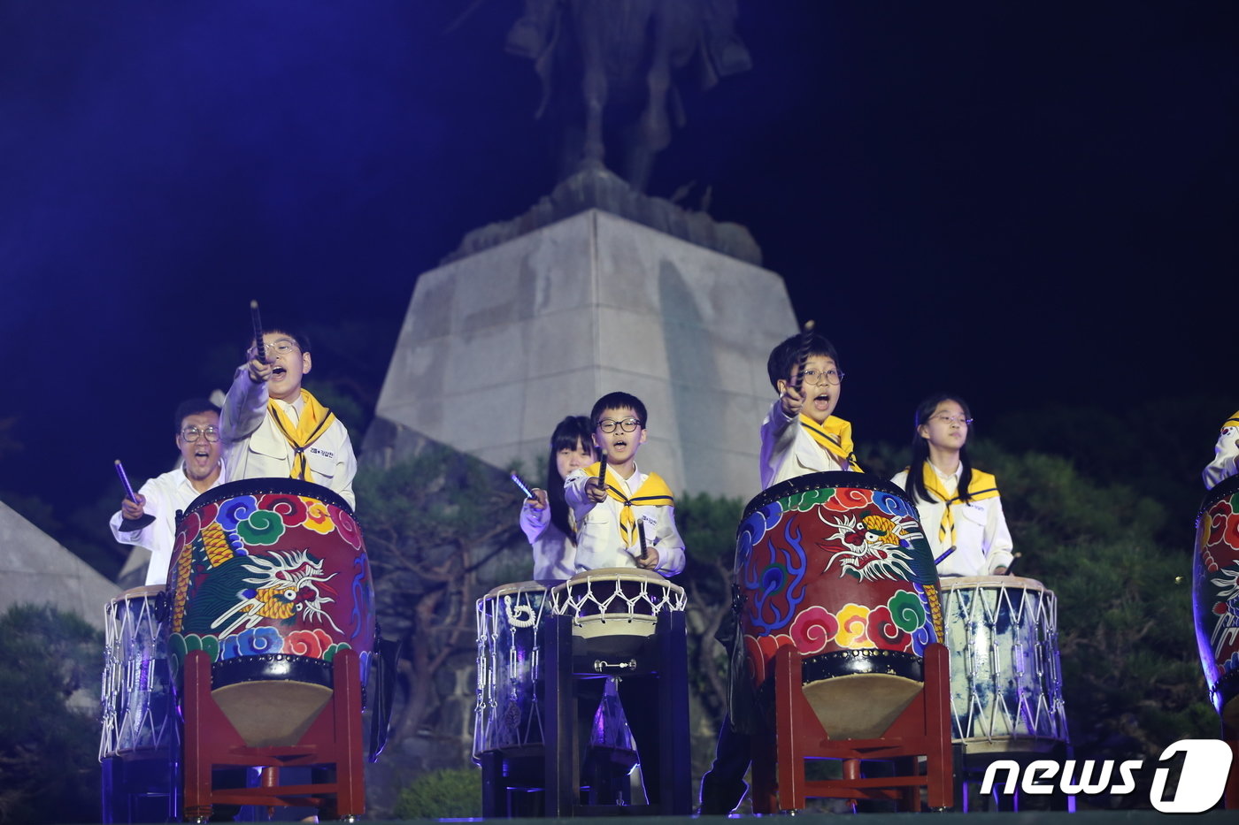 15일 서울시 관악구&#40;구청장 박준희&#41; 낙성대공원에서 열린 ‘2022 관악강감찬축제’ 가요제 ‘낙성별곡’에서 ‘리틀 강감찬’ 어린이들이 공연을 펼치고 있다. &#40;관악구청 제공&#41; 2022.10.16/뉴스1