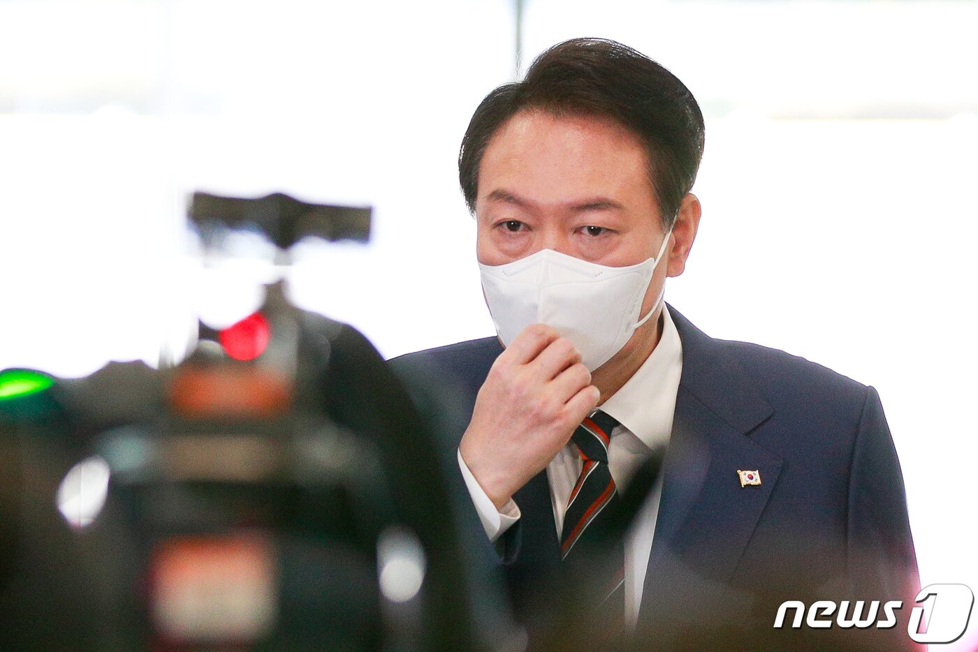 본문 이미지 - 윤석열 대통령이 17일 용산 대통령실에서 취재진과 출근길 문답(도어스테핑)을 하고 있다. 2022.10.17/뉴스1 ⓒ News1 안은나 기자