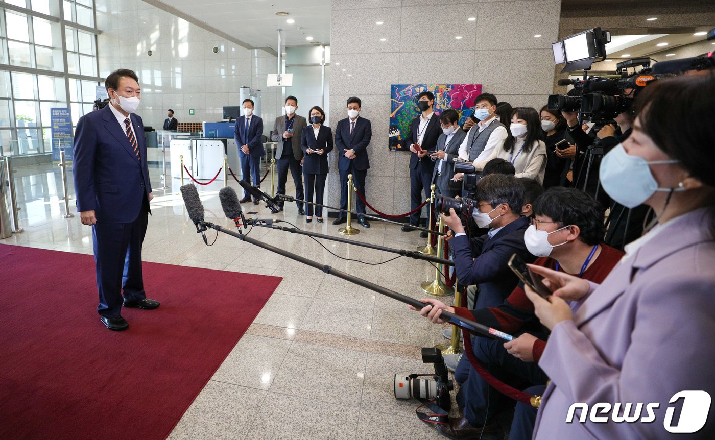 윤석열 대통령이 17일 오전 용산 대통령실에서 취재진과 출근길 문답&#40;도어스테핑&#41;을 하고 있다. 2022.10.17/뉴스1 ⓒ News1 안은나 기자