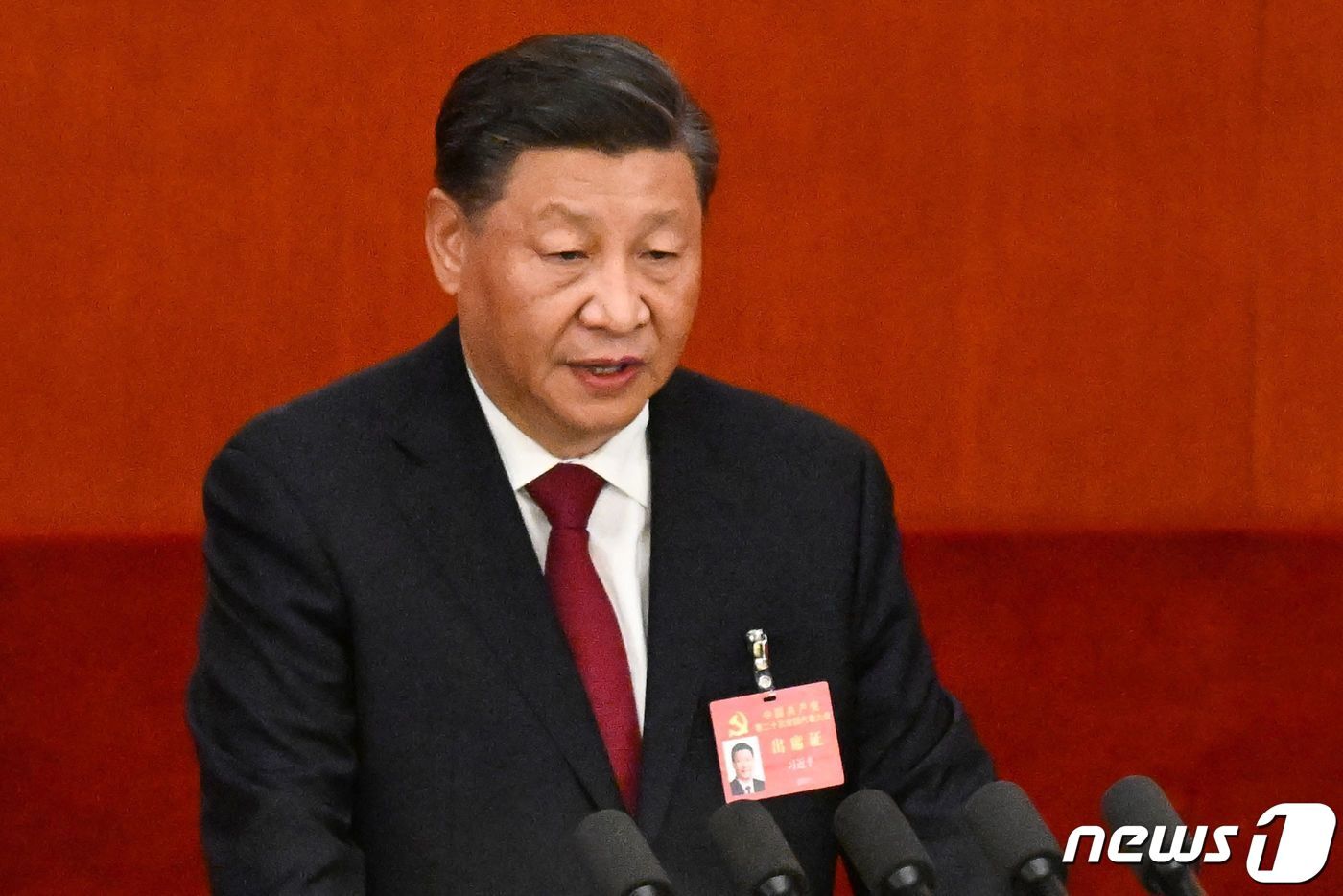 본문 이미지 - 시진핑 중국 국가주석이 16일 (현지시간) 베이징 인민대회당에서 열린 제20차 중국 공산당 전국대표대회(당대회) 개막식 연설서 “대만에 대한 무력 사용 옵션 포기를 절대 약속하지 않을 것”이라며 “대만 통일을 반드시 실현될 것"이라고 밝히고 있다. ⓒ AFP=뉴스1 ⓒ News1 우동명 기자