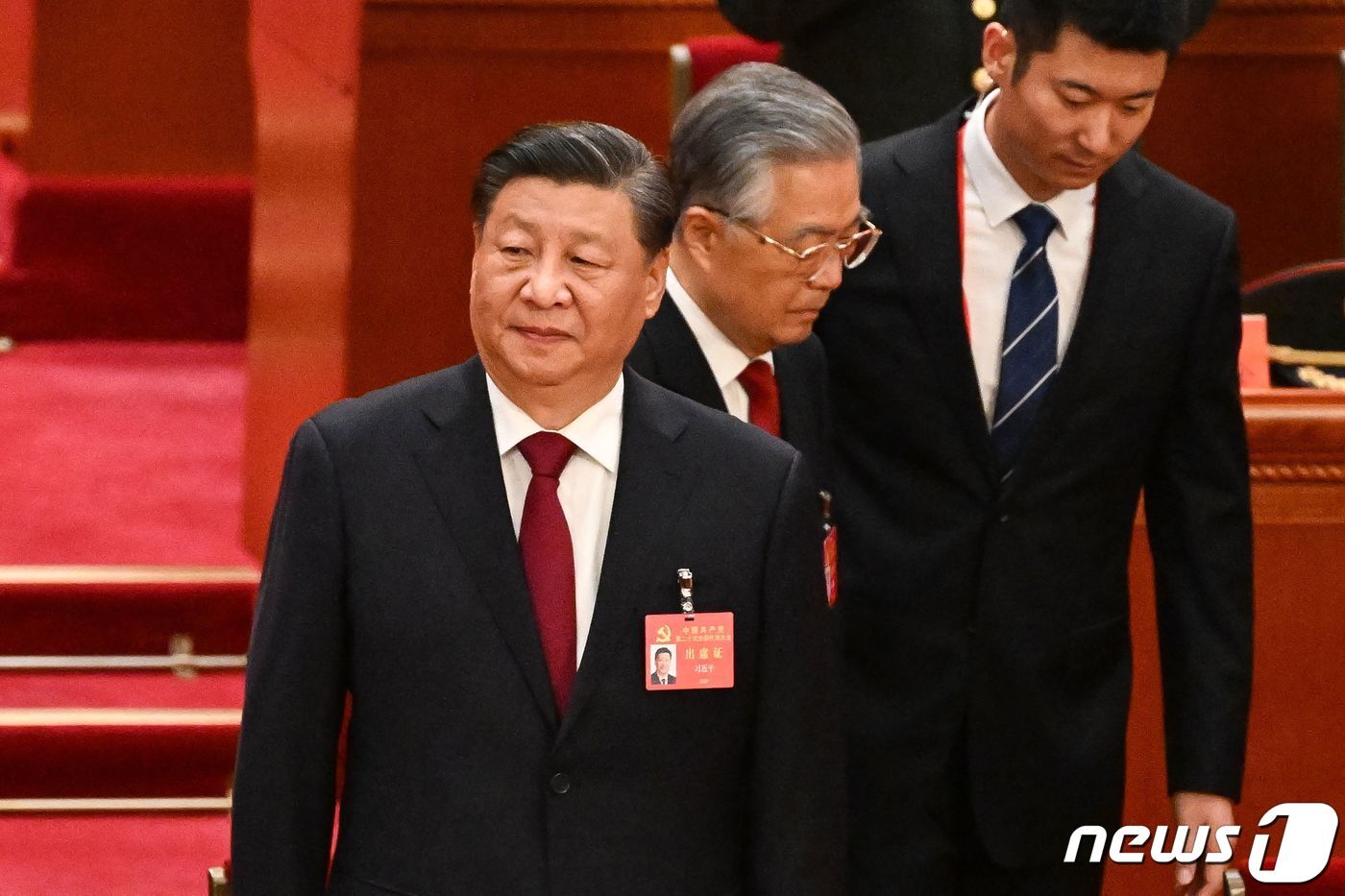 본문 이미지 - 시진핑 중국 국가주석이 16일 베이징 인민대회당에서 열린 제20차 중국 공산당 전국대표대회(당 대회) 개막식에 후진타오 전 주석과 도착을 하고 있다. ⓒ AFP=뉴스1 ⓒ News1 우동명 기자