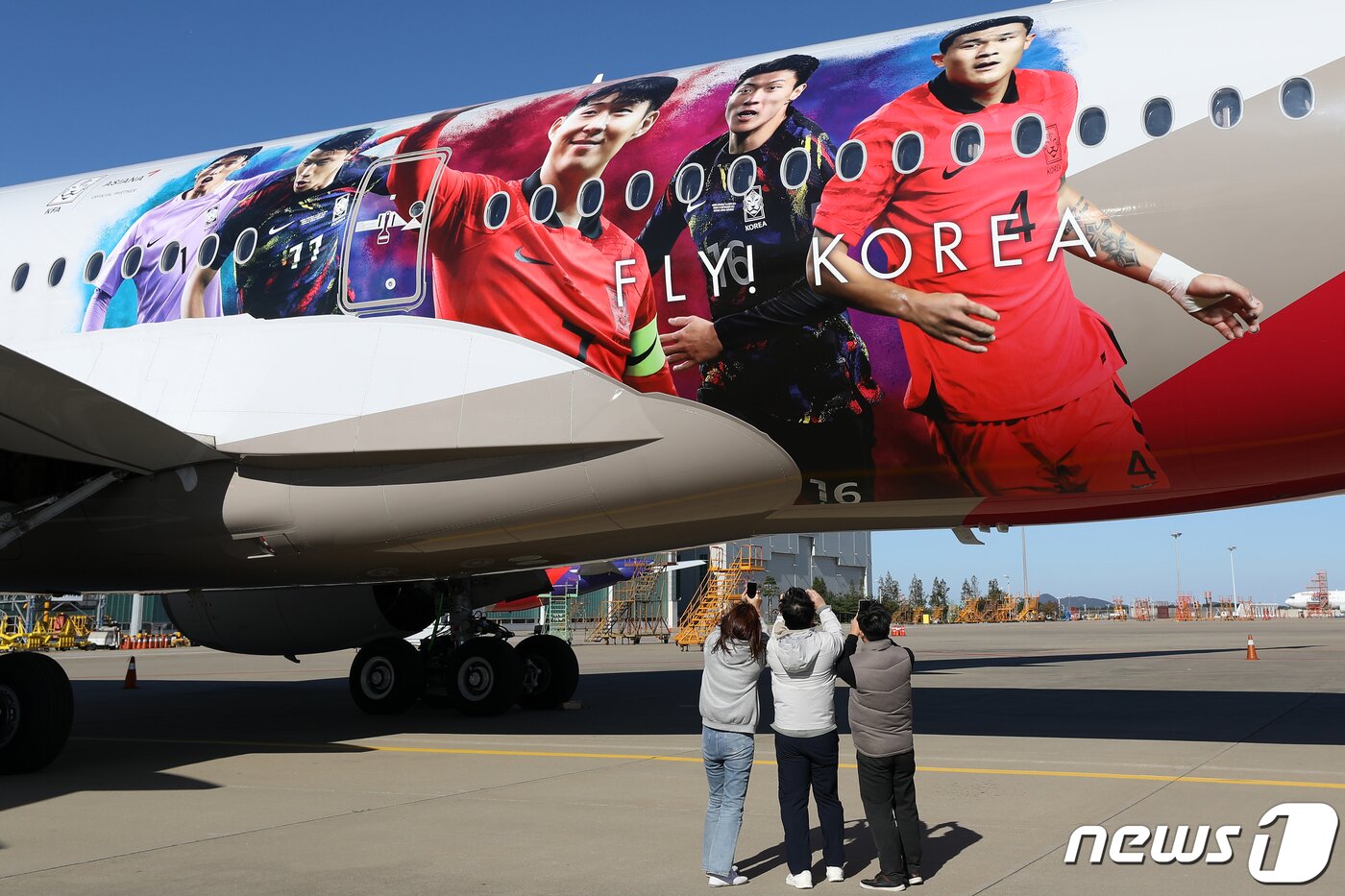 본문 이미지 - 17일 오전 인천국제공항 아시아나항공 제2격납고 계류장에서 축구 국가대표팀 주축 멤버 '손흥민, 황희찬, 황의조, 김민재, 김승규'의 이미지가 래핑된 항공기가 공개되고 있다.2022.10.17/뉴스1 ⓒ News1 민경석 기자