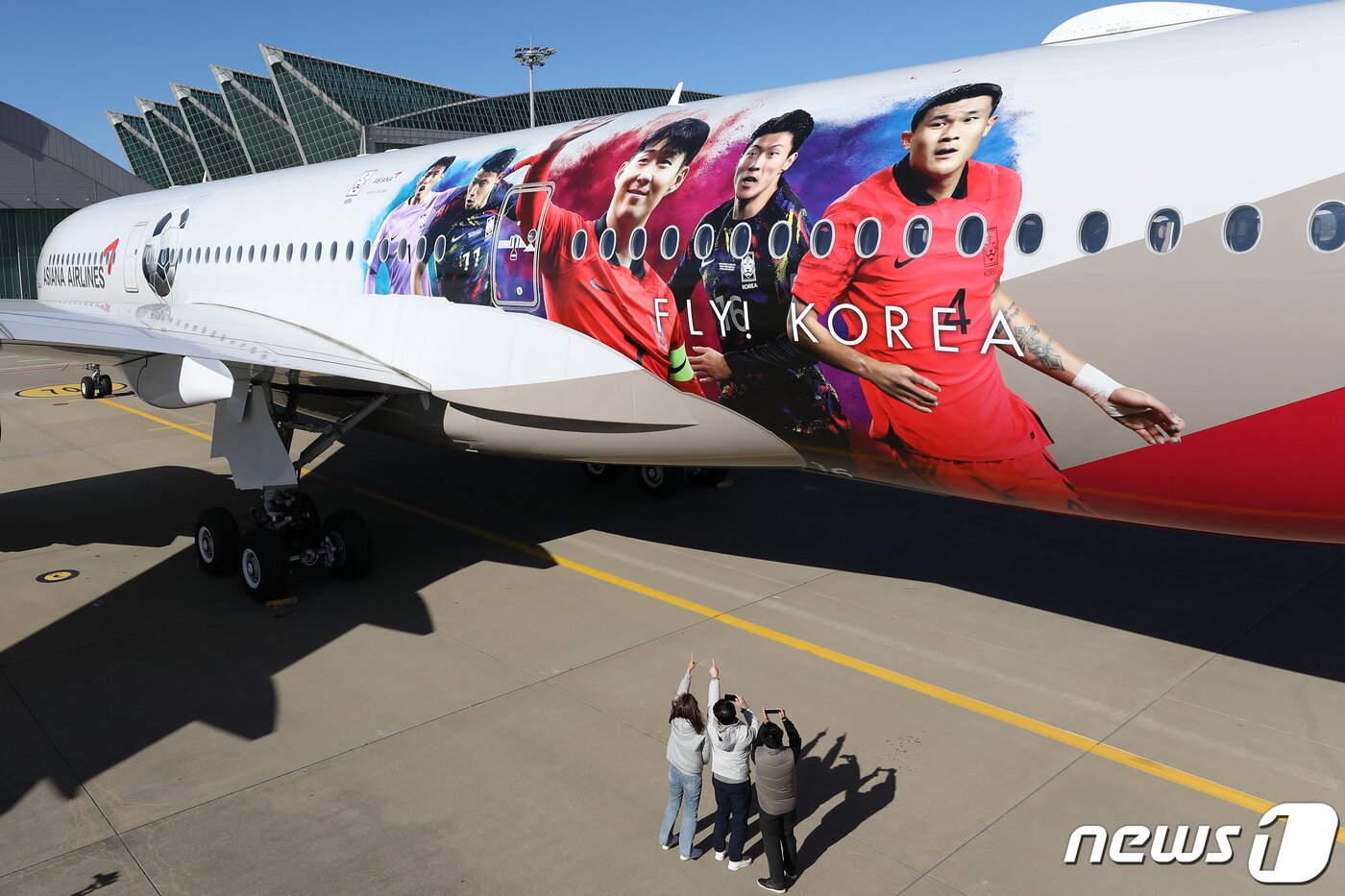 본문 이미지 - 17일 오전 인천국제공항 아시아나항공 제2격납고 계류장에서 축구 국가대표팀 주축 멤버 '손흥민, 황희찬, 황의조, 김민재, 김승규'의 이미지가 래핑된 항공기가 공개되고 있다. 2022.10.17/뉴스1 ⓒ News1 민경석 기자
