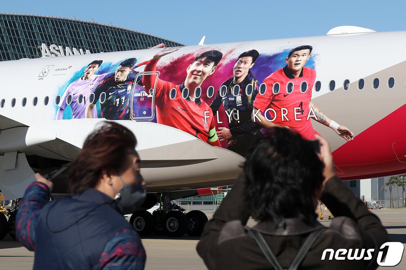 본문 이미지 - 17일 오전 인천국제공항 아시아나항공 제2격납고 계류장에서 축구 국가대표팀 주축 멤버 '손흥민, 황희찬, 황의조, 김민재, 김승규'의 이미지가 래핑된 항공기가 공개되고 있다. 2022.10.17/뉴스1 ⓒ News1 민경석 기자
