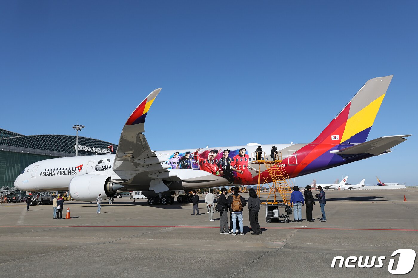 본문 이미지 - 17일 오전 인천국제공항 아시아나항공 제2격납고 계류장에서 축구 국가대표팀 주축 멤버 '손흥민, 황희찬, 황의조, 김민재, 김승규'의 이미지가 래핑된 항공기가 공개되고 있다. 2022.10.17/뉴스1 ⓒ News1 민경석 기자