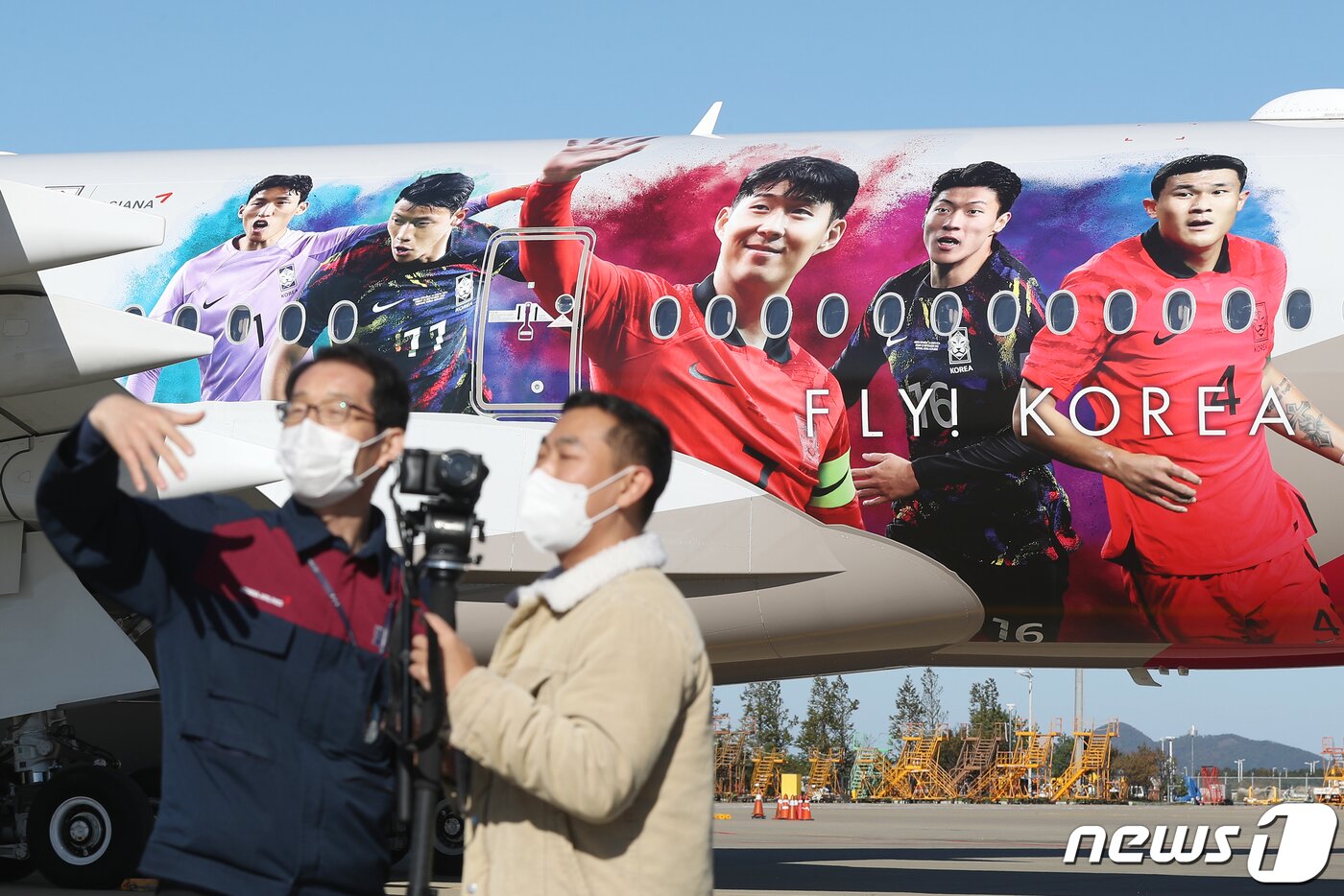 본문 이미지 - 17일 오전 인천국제공항 아시아나항공 제2격납고 계류장에서 축구 국가대표팀 주축 멤버 '손흥민, 황희찬, 황의조, 김민재, 김승규'의 이미지가 래핑된 항공기가 공개되고 있다.  2022.10.17/뉴스1 ⓒ News1 민경석 기자