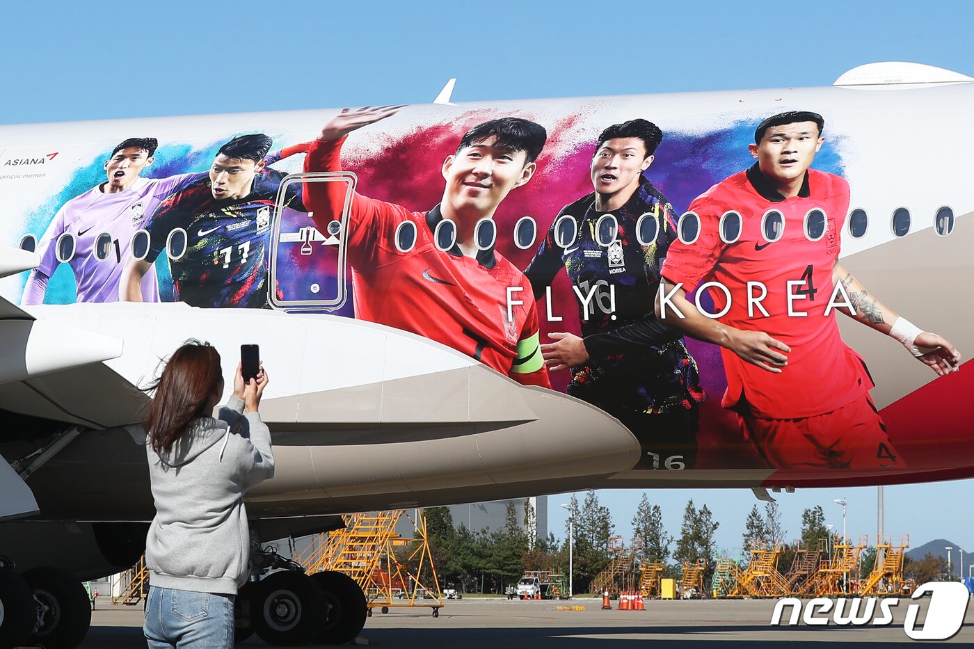 본문 이미지 - 17일 오전 인천국제공항 아시아나항공 제2격납고 계류장에서 축구 국가대표팀 주축 멤버 '손흥민, 황희찬, 황의조, 김민재, 김승규'의 이미지가 래핑된 항공기가 공개되고 있다.2022.10.17/뉴스1 ⓒ News1 민경석 기자