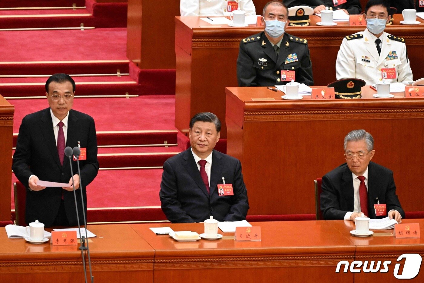 본문 이미지 - 시진핑 중국 국가주석이 16일 (현지시간) 베이징 인민대회당에서 열린 제20차 중국 공산당 전국대표대회(당 대회) 개막식서 리커창 총리의 개막 선언을 듣고 있다. ⓒ AFP=뉴스1 ⓒ News1 우동명 기자