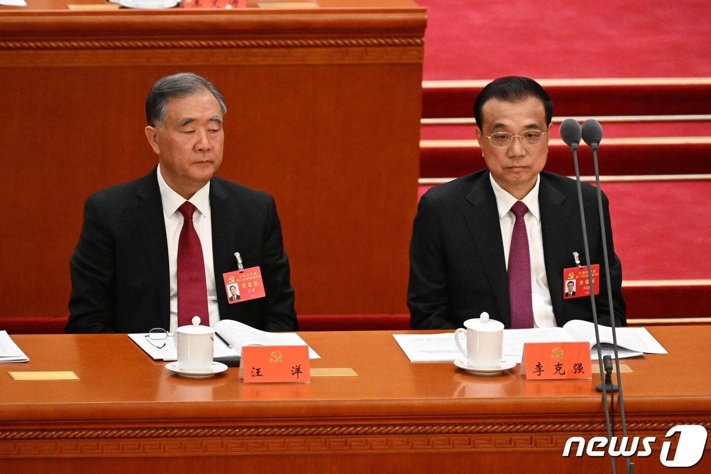 본문 이미지 - 리커창 중국 총리와 왕양 정협 주석이 16일 (현지시간) 베이징 인민대회당에서 열린 제20차 중국 공산당 전국대표대회(당 대회) 개막식에 참석을 하고 있다. ⓒ AFP=뉴스1 ⓒ News1 우동명 기자