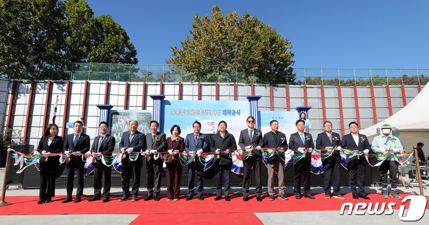 본문 이미지 - 17일 오전 서울 강동구 둔촌주공 견본주택에서 열린 재건축 재착공식에서 참석자들이 테이프를 자르고 있다. 이날 공사비 증액 갈등으로 공사가 중단됐던 서울 강동구 둔촌주공 아파트 재건축(새 단지명 '올림픽파크포레온') 사업이 약 6개월 만에 재개됐다. 2022.10.17/뉴스1 ⓒ News1 박지혜 기자