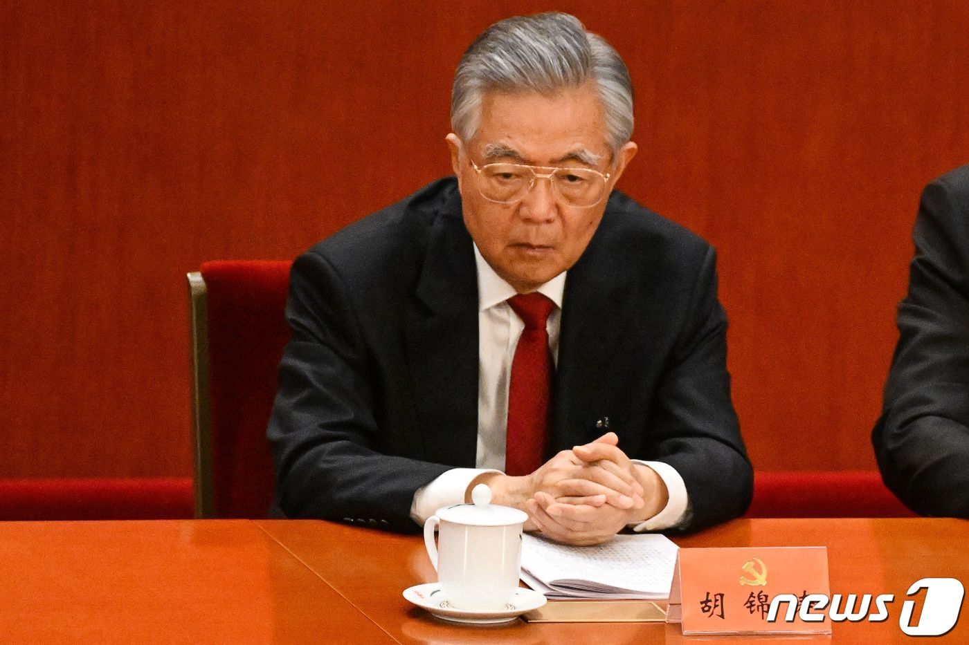 본문 이미지 - 후진타오 전 중국 국가 주석 전인대에 참석한 모습. ⓒ AFP=뉴스1 ⓒ News1 우동명 기자