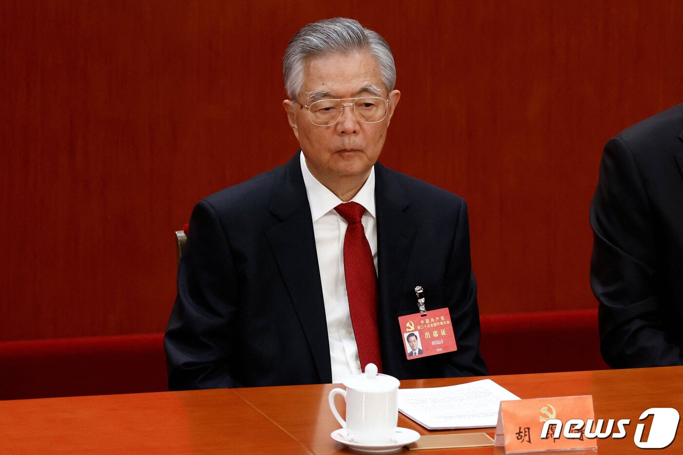 본문 이미지 - 20차 당대회에 참석한 후진타오 전 중국 국가주석. 많이 늙어 보인다. 그는 올해 79세다. ⓒ 로이터=뉴스1 ⓒ News1 박형기