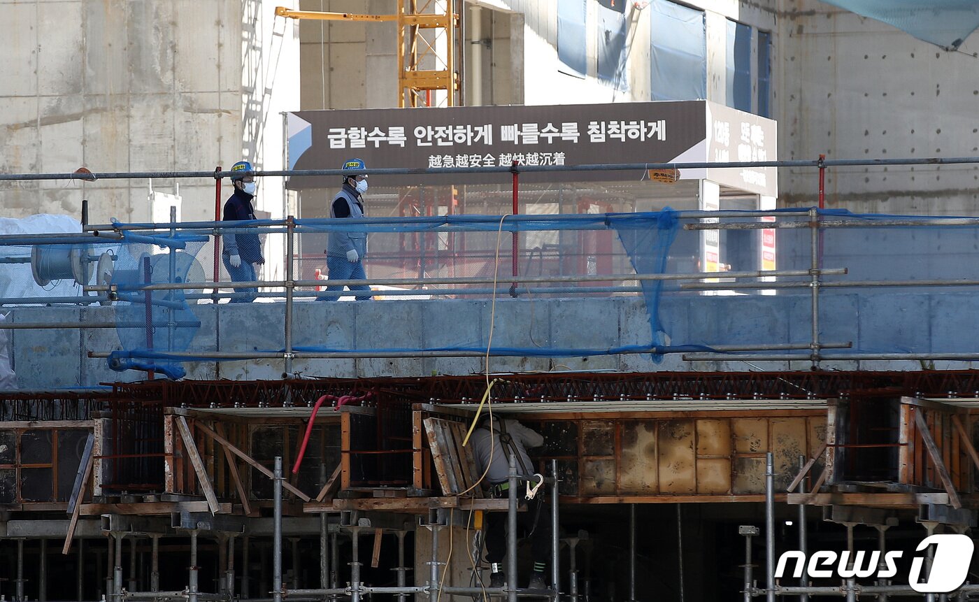 본문 이미지 - 17일 오전 재건축 공사가 재개된 서울 강동구 둔촌주공 공사현장에서 관계자들이 분주하게 움직이고 있다.  2022.10.17/뉴스1 ⓒ News1 박지혜 기자