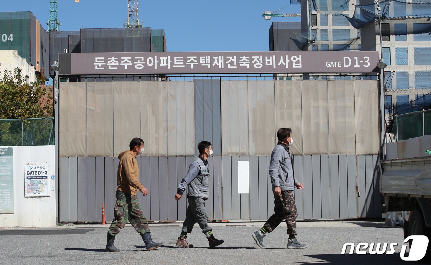 본문 이미지 - 17일 오전 재건축 공사가 재개된 서울 강동구 둔촌주공 공사현장에서 관계자들이 분주하게 움직이고 있다. 2022.10.17/뉴스1 ⓒ News1 박지혜 기자