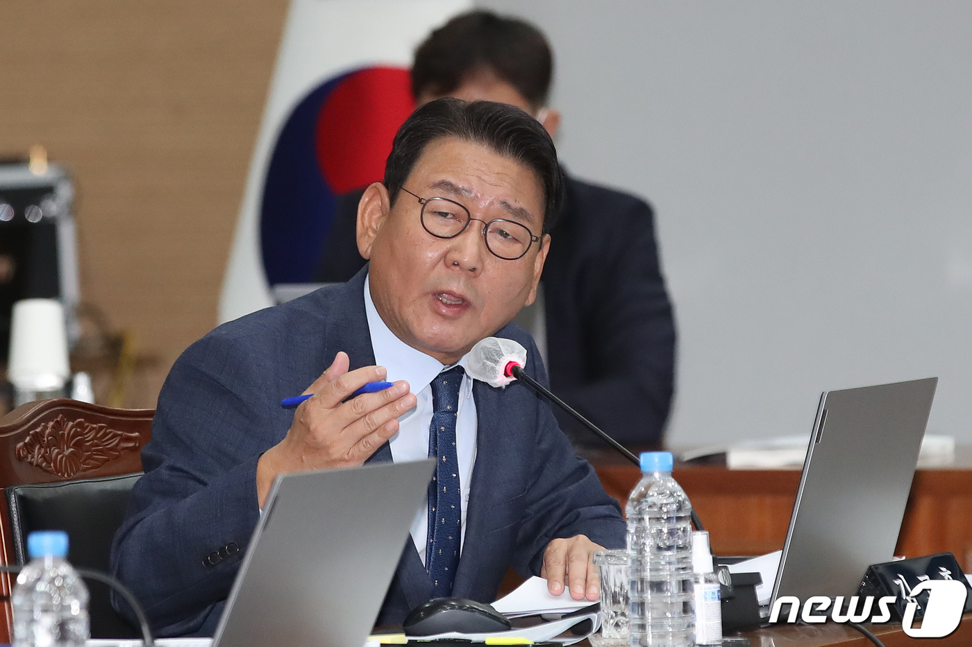 (안동=뉴스1) 공정식 기자 = 김교흥 더불어민주당 의원이 17일 오전 경북도청에서 열린 2022년도 국회 행정안전위원회의 경상북도에 대한 국정감사에서 질의하고 있다. 2022.1 …