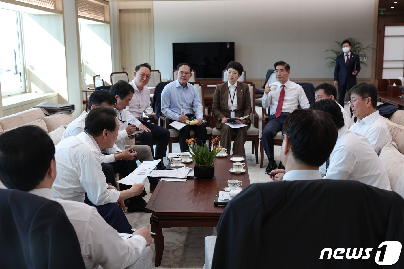 본문 이미지 - 윤석열 대통령이 17일 오전 용산 대통령실에서 수석 비서관 회의를 주재하고 있다. (대통령실 제공) 2022.10.17/뉴스1 ⓒ News1 안은나 기자